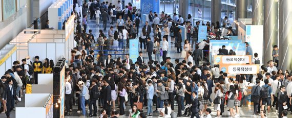 이달 초 서울 코엑스에서 열린 '물류산업 청년 채용박람회'에서 구직자들이 참가 등록을 하려고 줄을 서 있는 모습. 사진=김범석 기자
