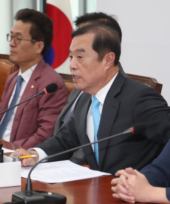 자유한국당 김병준 비상대책위원장이 16일 오전 국회에서 열린 기자간담회에서 인사말을 하고 있다.