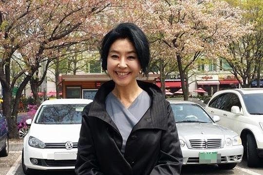 '강용석에 수임료 외상' 김부선, 페이스북에 계좌번호 공개