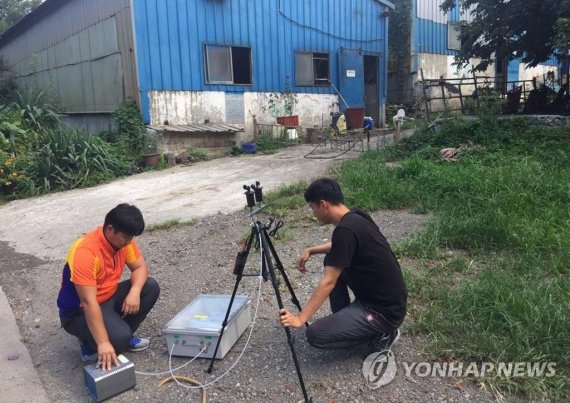 양돈장에서 악취를 측정하는 모습. [연합뉴스 자료사진]