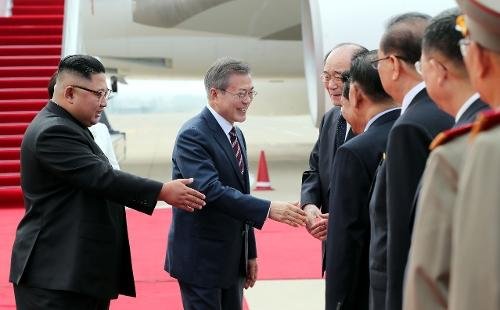 18일 평양국제공항에 도착한 문재인 대통령이 김정은 북한 국무위원장의 소개로 북한 고위 인사들과 악수를 나누며 인사를 하고 있다. 이 자리에서 북한 군부 서열 1위인 김수길 군 총정치국장은 문 대통령에게 경례를 해 눈길을 끌었다. /사진=평양사진공동취재단