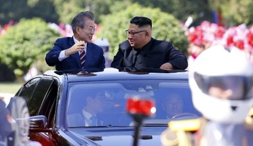 문재인 대통령과 김정은 북한 국무위원장이 18일 평양 시내에서 무개차를 타고 카 퍼레이드하면서 대화를 나누고 있다. /사진=평양사진공동취재단
