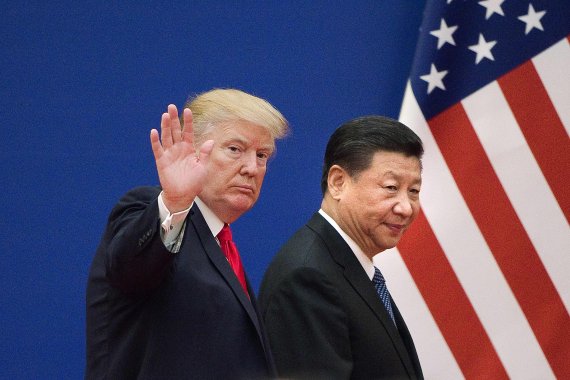 지난해 11월 9일 중국 베이징을 방문한 도널드 트럼프 미국 대통령(왼쪽)이 인민대회당에서 시진핑 중국 국가주석과 함께 이동하고 있다.AFP연합뉴스