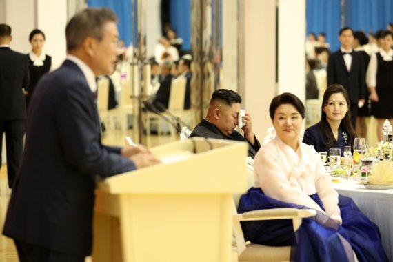 [평양, 새로운 여정] 첫날 환영만찬, 文 "남북 새로운 시대 도래"... 김정은 "역풍 이겨내고 멈춤 없이 달려가자"