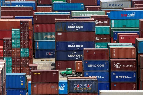 FILE PHOTO: Shipping containers are seen at a port in Shanghai, China July 10, 2018. REUTERS/Aly Song/File Photo<All rights reserved by Yonhap News Agency>