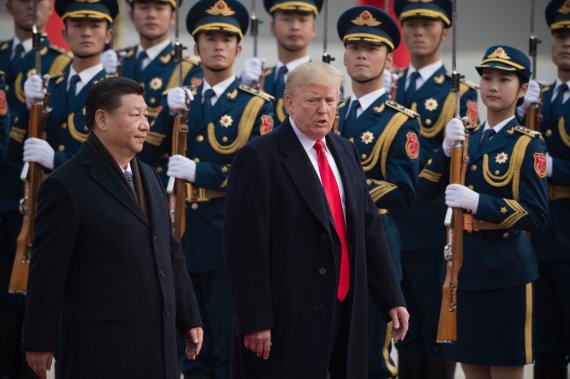 AFP=연합. 도널드 트럼프 미국 대통령(오른쪽)과 시진핑 중국 국가주석이 지난해 11월 중국 베이징의 인민대회당에서 의장대를 사열하고 있다.