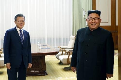 문재인 대통령(왼쪽)과 김정은 북한 국무위원장은 19일 평양 백화원영빈관에서 정상회담을 가졌다. 이날 회담은 오전 중 합의되며 빠르게 마무리 됐다. /사진=평양사진공동취재단