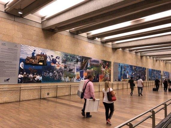 이스라엘 벤구리온 공항에 이스라엘과 유대인들이 만들어 세상을 바꾼 제품과 서비스들을 소개하는 사진이 걸려 있다.