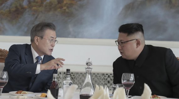 [평양정상회담]김정은 "더 자랑하고 싶다" 리설주 "文대통령 확실하게 믿는다"