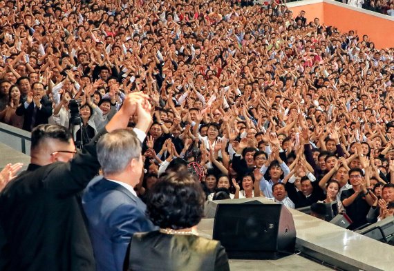 [평화,새로운 여정] 15만 관중 향해 "하나가 되기 위한 평화의 큰 걸음 내딛자" 연설