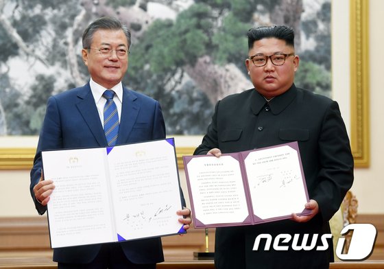 문재인 대통령과 김정은 북한 국무위원장이 19일 오전 평양 백화원 영빈관에서 평양공동선언문에 서명한 후 합의서를 들어보이고 있다. 2018.9.19/뉴스1 © News1 평양사진공동취재단