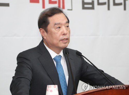 19일 오후 국회에서 열린 자유한국당 긴급의원총회에서 김병준 비대위원장이 발언하고 있다.