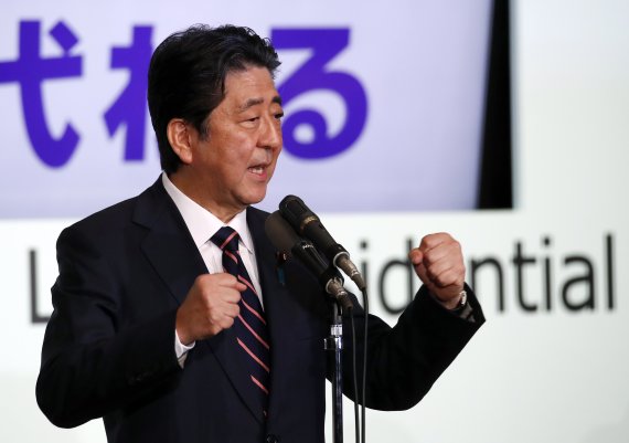 아베 신조 일본 총리가 20일 도쿄 자민당사에서 총재 선거 결과 발표후 감사 연설을 하고 있다.EPA연합뉴스
