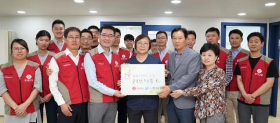 롯데건설 임직원과 동대문구청, 수혜시설 관계자들이 19일 시설개선 봉사활동에 앞서 기념촬영 하고 있다.