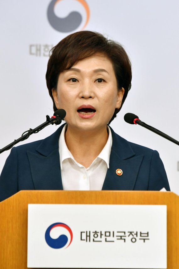김현미 국토교통부 장관이 21일 정부서울청사 별관 브리핑실에서 '수도권 주택공급 확대방안'을 발표하고 있다.