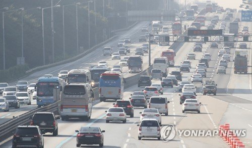 추석 연휴 첫날인 22일 본격적인 귀성 행렬이 시작됐다. 사진=연합뉴스