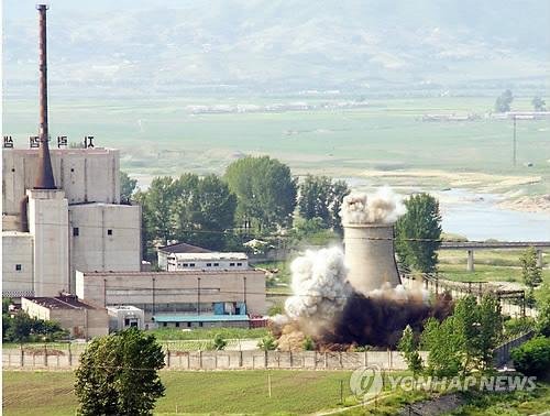 2008년 6월 27일 미국과 국제원자력기구(IAEA) 참관하에 폭파되고 있는 영변 핵시설 내 냉각탑의 모습. 북한은 이 조치를 취한 뒤 '테러지원국'에서 제외됐다. /사진=연합뉴스