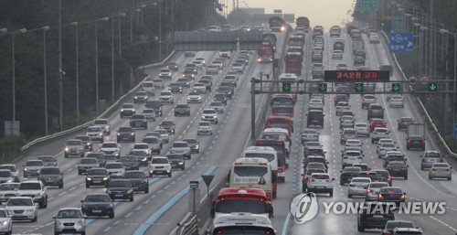 서울요금소 인근 경부고속도로 상행선과 하행선 23일 모습 /사진=연합뉴스