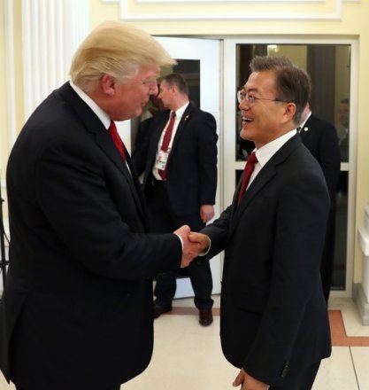 문 대통령이 지난해 7월 독일 함부르크에서 열린 G20정상회담에서 도널드 트럼프 미국 대통령과 만나 악수하고 있다./사진=연합뉴스