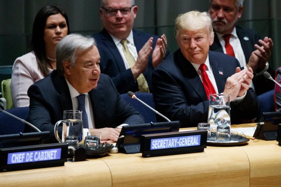 President Donald Trump listens as United Nations Secretary General Antonio Guterres speaks at the United Nations General Assembly, Monday, Sept. 24, 2018, at U.N. Headquarters. (AP Photo/Evan Vucci) <All rights reserved by Yonhap News Agency>
