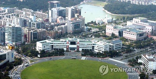 경남 창원시가 특례시 추진을 위해 오는 4월까지 사무·조직·재정분야 특례사무와 중앙정부 및 경남도의 불필요한 사전통제 해소 사무, 기능 중심의 권한 이양사무 등을 적극 발굴해 중앙정부 등에 사무권한 이양을 요구할 계획이다./사진=연합뉴스