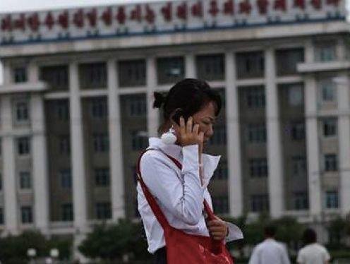'장마당·택시·휴대폰' 북한 경제 이끈다