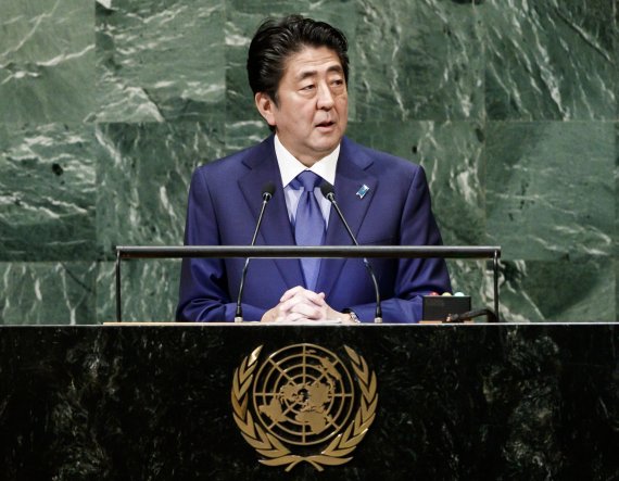 아베 신조 일본 총리가 25일(현지시간) 미국 뉴욕 유엔본부에서 연설하고 있다.EPA연합뉴스