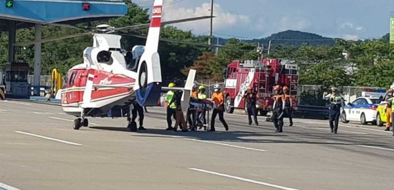 한국도로공사가 지난 7월 평택제천고속도로 21km(제천방향) 화물차 3대 추돌사고 당시 헬기를 동원해 중증외상환자를 이송하고 있다.