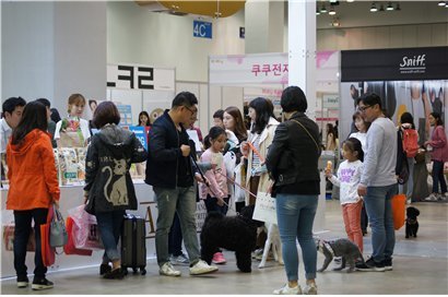 지난해 부산 해운대 벡스코에서 열린 제5회 2017 부산국제반려동물산업박람회 행사장 전경.