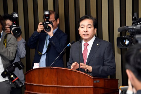 자유한국당 심재철 의원이 지난달 27일 국회에서 열린 긴급 의원총회에 참석해 연휴 중 발생한 자신의 국회 사무실 검찰 압수수색에 관련해 자신의 입장을 밝히고 있다. 사진=박범준 기자