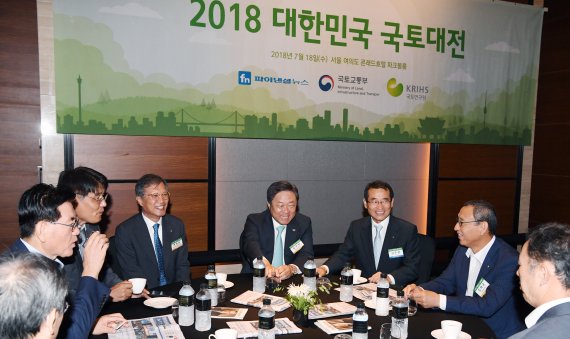 '2018년 대한민국 국토대전'에 참석한 VIP들이 환담하고 있다.