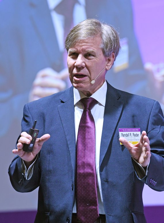 랜들 레이더 전 미국 연방항소법원장이 '제8회 국제지식재산권 및 산업보안컨퍼런스'에서 기조연설을 하고 있다.