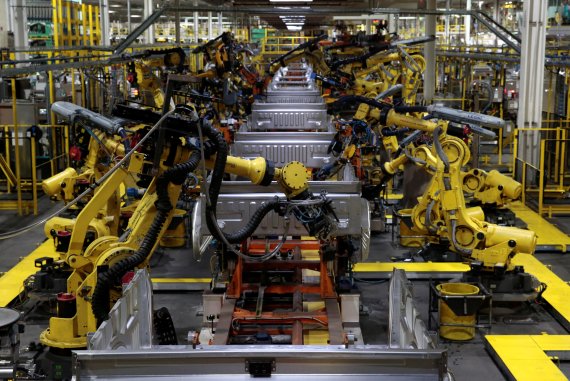 Robot arms work on the boxes of 2018 F150 pick-up trucks at Ford's Dearborn Truck Plant during the 100-year celebration of the Ford River Rouge Complex in Dearborn, Michigan U.S. September 27, 2018. REUTERS/Rebecca Cook /사진=연합 지면외신화상