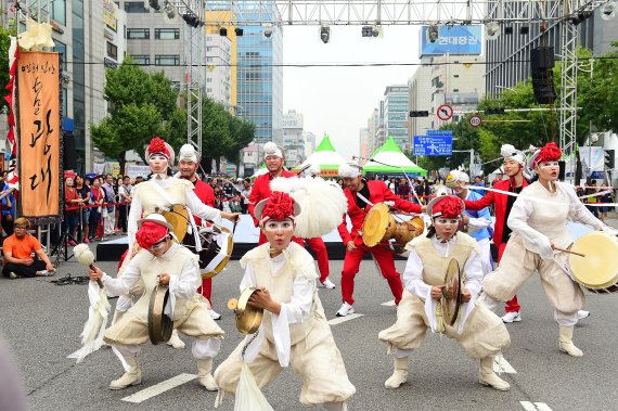 인천 부평구는 2018 부평풍물대축제 제7회 대한민국 창작풍물대전 ‘광대들의 놀음판’ 본선 경연의 청중 평가단을 모집한다. 사진은 지난해 열린 창작풍물대전 전경.