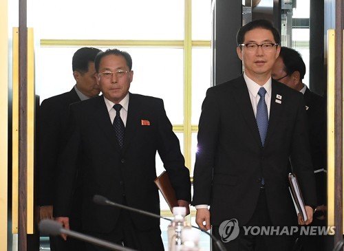 천해성 통일부 차관(오른쪽)과 전종수 조평통 부위원장.연합뉴스 자료사진]