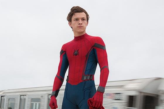 팬들의 여론, 계약기간 등 여러 가지 요소를 종합했을 때 톰 홀랜드가 스파이더맨으로서 SMCU에 등장할 가능성은 높지 않아보인다. 만약 소니 픽처스가 본격적으로 스파이더맨을 등장시킨다면 새로운 배우가 연기할 걸로 보인다. (사진= 스파이더맨: 홈 커밍 트레일러)