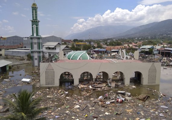 인도네시아 술라웨시섬 중부에 위치한 팔루시의 한 이슬람 사원 근처에 29일 쓰나미(지진해일) 잔해들이 밀려와 있다.AP연합뉴스