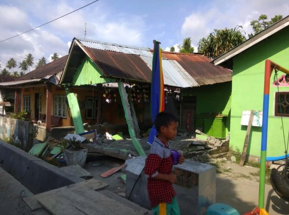 28일(현지시간) 오전 인도네시아 술라웨시 섬 동갈라에서 규모 6.1의 지진이 발생한 직후 주택이 파손된 모습. 이날 오후에도 같은 지역에서 규모 7.5의 강한 지진이 발생했다고 미국 지질조사국(USGS)이 밝혔다. /사진=연합뉴스