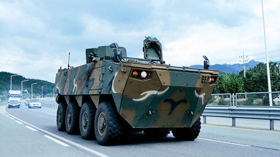▲ 현대로템이 개발한 차륜형 장갑차의 모습. 육군은 사업 규모 250억원을 들여 현대로템으로부터 6x6 기본형(K806)과 8x8 보병전투용(K808)을 2018년까지 초도 양산 물량을 납품 받아 전력화 했다.