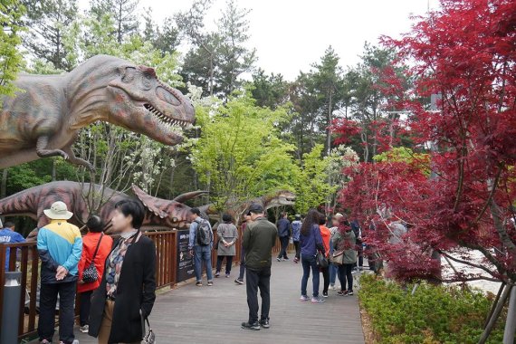 지난해 6월 개장한 부산 송도해상케이블카에 백악기 공룡 9마리가 설치돼 관광객들의 발길이 몰리고 있다.