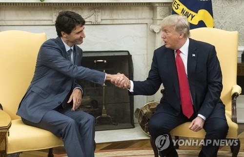 US President Donald J. Trump (R) shakes hands with Canadian Prime Minister Justin Trudeau during a meeting in the Oval Office at the White House in Washington, DC, USA, on 11 October 2017.EPA연합뉴스