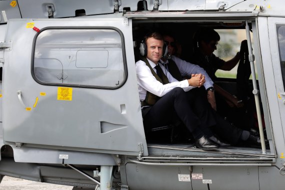 French President Emmanuel Macron looks out from a helicopter after landing on September 30, 2018 on the French Caribbean island of Saint Barthelemy (St. Barts), during his trip to the French West Indies. (Photo by Thomas SAMSON / POOL / AFP) <All rights reserved by Yonhap News Agency>