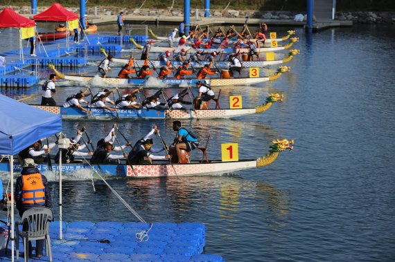 한국수자원공사는 오는 6∼14일 인천 경인아라뱃길 일대에서 ‘제6회 아라문화축제’를 개최한다. 사진은 아라문화축제 중 하나인 국제드래곤보트대회 장면.