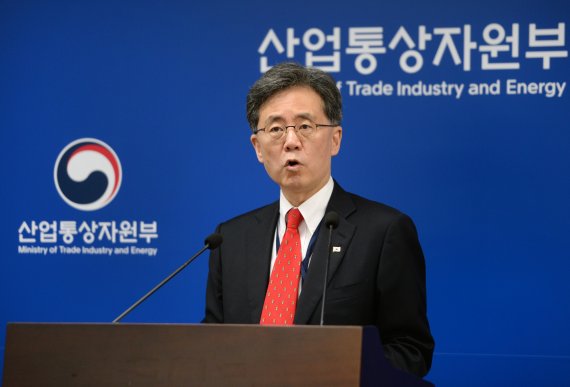 김현종 산업통상자원부 통상교섭본부장은 1일 정부세종청사에서 '9월 수출입 동향'에 대해 브리핑하고 있다.