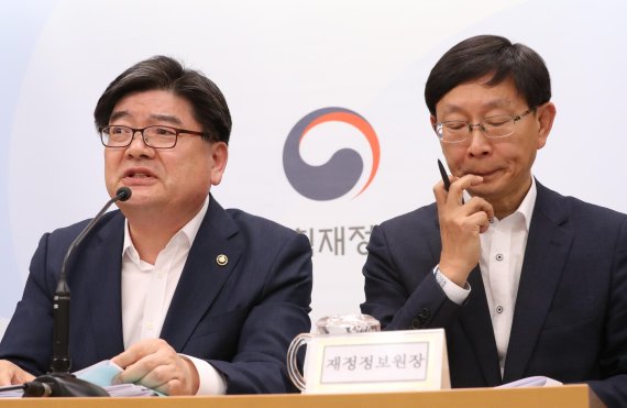 지난달 27일 정부세종청사 기획재정부에서 김용진 2차관(왼쪽)과 김재훈 한국재정정보원장이 '한국재정정보원의 비인가자료 유출 관련 입장'을 밝히는 공식 브리핑을 하고 있다. 연합뉴스