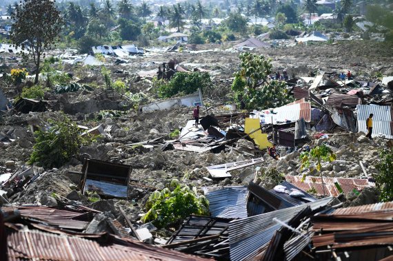 인도네시아 술라웨시섬 중부 팔루에서 2일 주민들이 잔해 가운데 아직 쓸만한 도구들을 찾고 있다.AFP연합뉴스