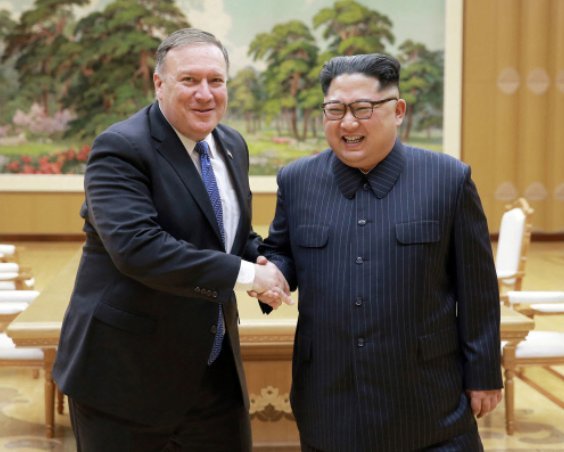 마이크 폼페이오 미국 국무부 장관(왼쪽)과 김정은 북한 국무위원장이 악수를 하고 있다. 2일(현지시간) 미 국무부는 오는 7일 폼페이오 장관이 4차 방북을 한다고 밝혔다. 예상보다 빠른 방북일정 발표에 북미의 물밑접촉이 결실을 이뤘고 북한 비핵화 문제의 해결 가능성도 높아졌다는 전망이 나오고 있다./사진=연합뉴스
