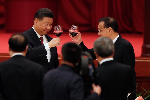 제69회 국경절을 하루 앞둔 지난달 30일(현지시간) 중국 베이징 인민대회당에서 열린 국경절 리셉션에서 시진핑 국가주석(왼쪽)과 리커창 총리가 건배를 하고 있다.AP연합