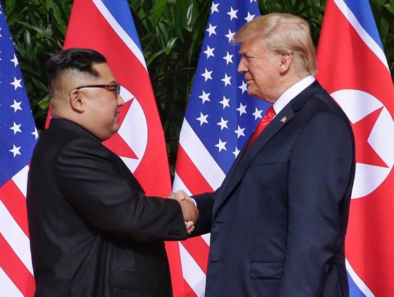 지난 6월12일 싱가포르에서 회동한 트럼프(오른쪽) 미국 대통령과 북한 김정은이 악수를 나누고 있다. /사진=연합뉴스