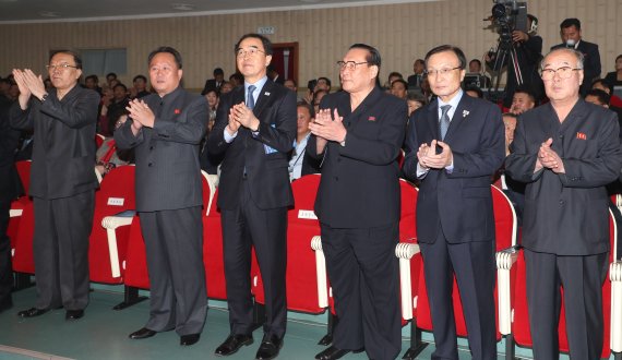 조명균 통일부 장관과 이해찬 더불어민주당 대표, 리선권 조국평화통일위원회 위원장을 비롯한 남북 관계자들이 4일 오후 평양대극장에서 열린 10.4선언 11주년 기념 민족통일대회 환영공연에 참석해 박수를 치고 있다. 왼쪽 두 번째부터 리선권 조국평화통일위원회 위원장, 조명균 통일부 장관, 김영대 조선사회민주당 중앙위원회 위원장(최고인민회의 부의장), 이해찬 더불어민주당 대표. 2018.10.4 [사진공동취재단] 연합뉴스